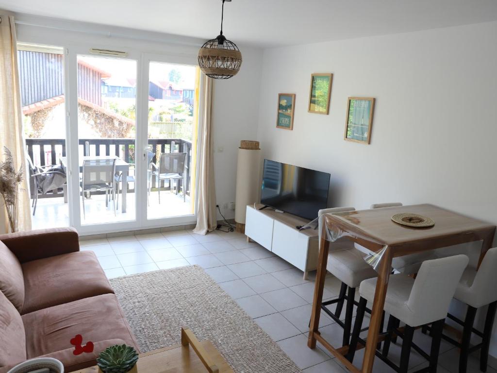 Photo de la galerie de l'établissement Appartement T2 avec terrasse et parking à La Teste-de-Buch - FR-1-319-601, à La Teste-de-Buch