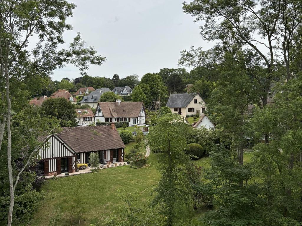 eine Luftaufnahme eines Dorfes mit Häusern und Bäumen in der Unterkunft Appartement atypique sous les toits avec parking - FR-1-712-95 in Villers-sur-Mer