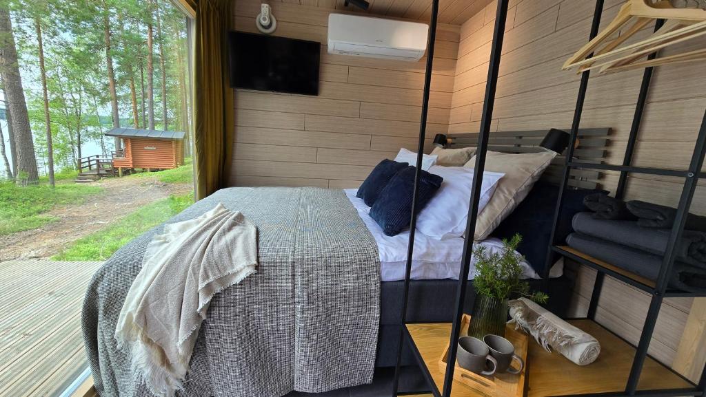 a bedroom with a bed in a room at Koskenselän Lomakylä in Puumala