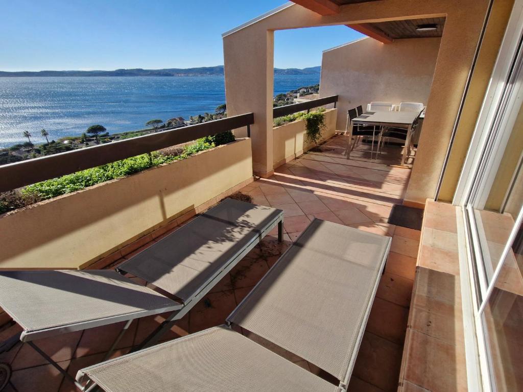 d'un balcon avec des chaises et une vue sur l'océan. dans l'établissement Appartement 2 pièces climatisé avec piscine et parking, Ste Maxime, Golfe St Tropez - FR-1-780-90, à Sainte-Maxime