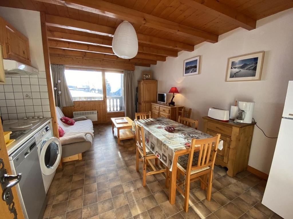 une cuisine et une salle à manger avec une table et des chaises dans l'établissement Appartement pour 4 pers., 2 chambres, parking inclus - FR-1-733-168, à Crest-Voland