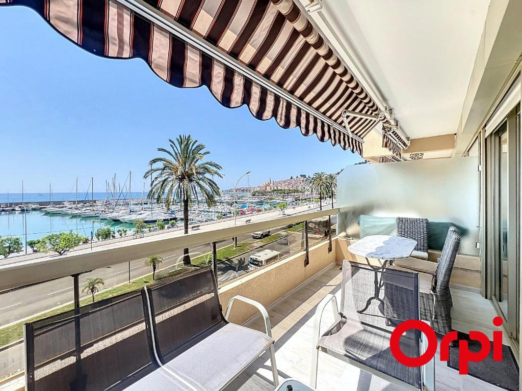 einen Balkon mit Blick auf den Yachthafen in der Unterkunft Studio moderne avec terrasse, climatisé, WIFI, 2 couchages à Menton - FR-1-647-50 in Menton