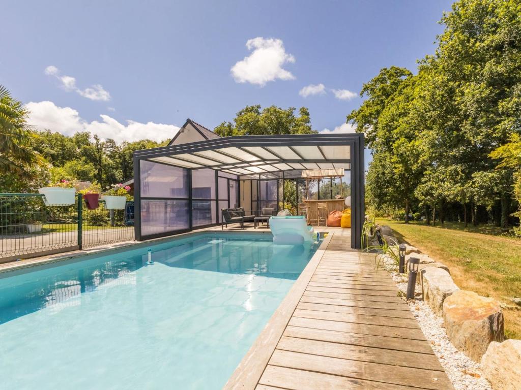 Bazén v ubytování Gîte en Brière avec jardin et terrasse - FR-1-306-1312 nebo v jeho okolí