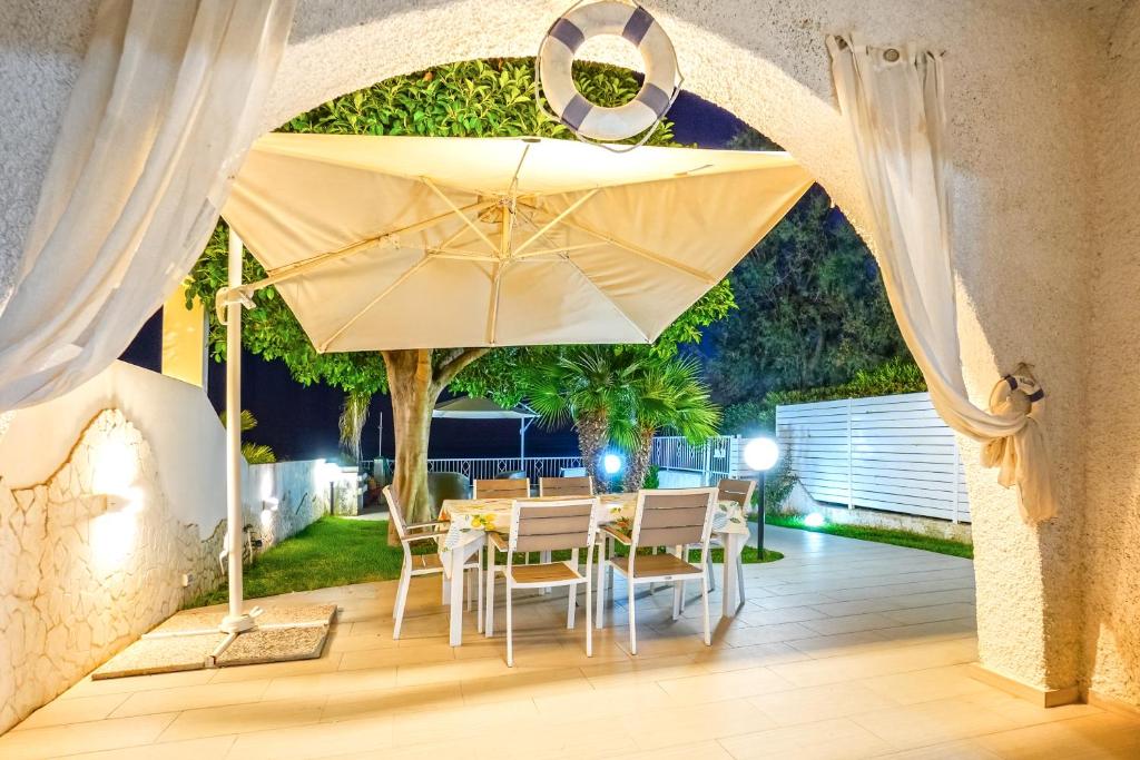 Patio lub wspólna przestrzeń na świeżym powietrzu w obiekcie Villa di Lusso sul Mare a Diamante - Villa Ventre