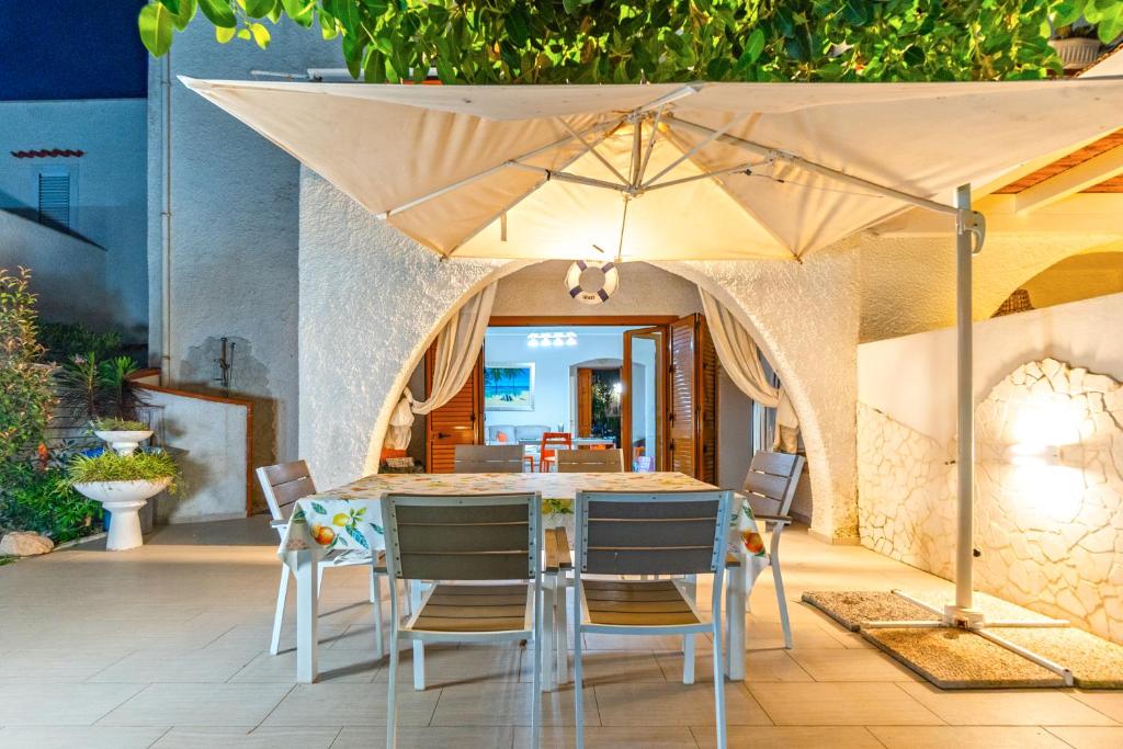 Patio lub wspólna przestrzeń na świeżym powietrzu w obiekcie Villa di Lusso sul Mare a Diamante - Villa Ventre