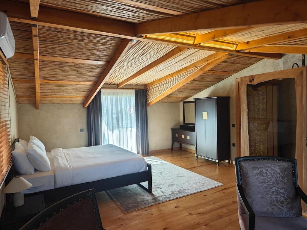 Un dormitorio con una cama y un escritorio en una habitación. en Alametifarika Evi, en Dalyan
