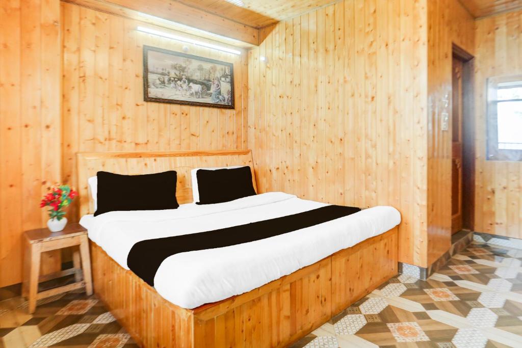Postel nebo postele na pokoji v ubytování Super Hotel O Kanlog Near ISBT Shimla Formerly Pine View Homestay