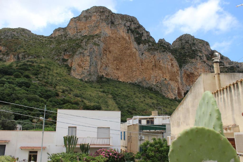 a mountain in the background of a city with buildings at Appartamenti da Clarissa in Macari