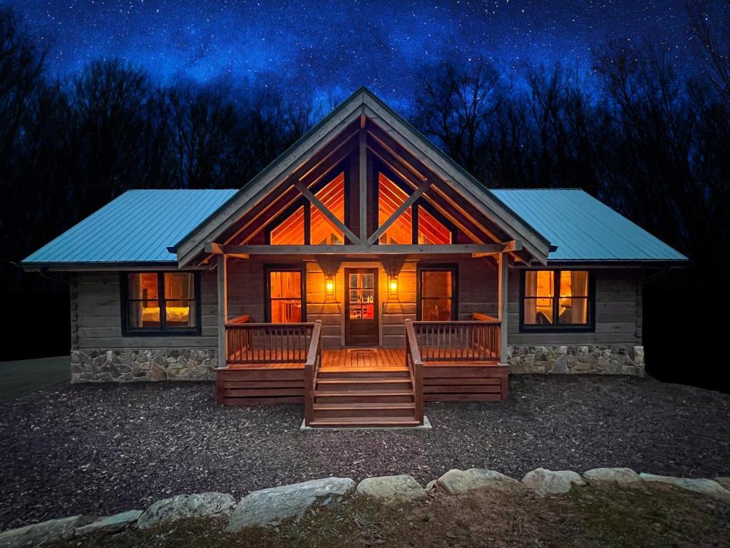 エリジェイにあるEllijay Cabin - Cozy Fall Hideaway & Hot Tubの夜間のポーチ付きログキャビン