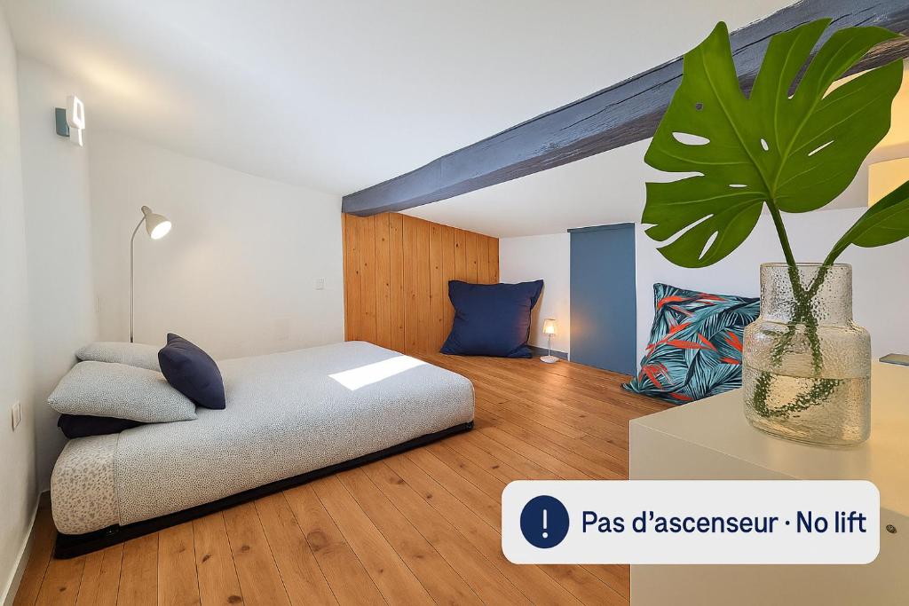 Posteľ alebo postele v izbe v ubytovaní GregBnb - T2 CLIMATISÉ Mezzanine - Atypique - Centre Ancien - 5e etage sans ascenseur