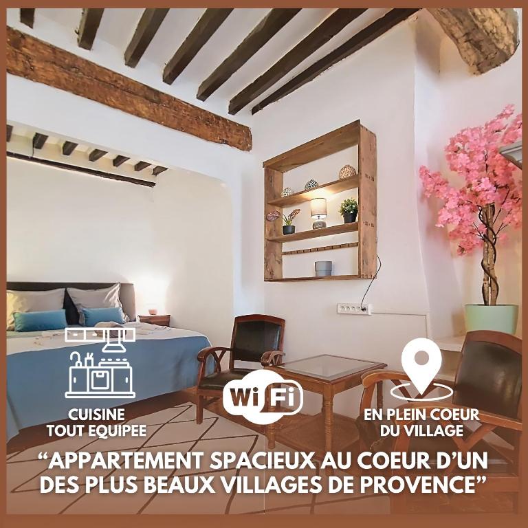 une chambre avec un lit, une table et des chaises dans l'établissement Appartement spacieux en plein cœur du village, à Cotignac