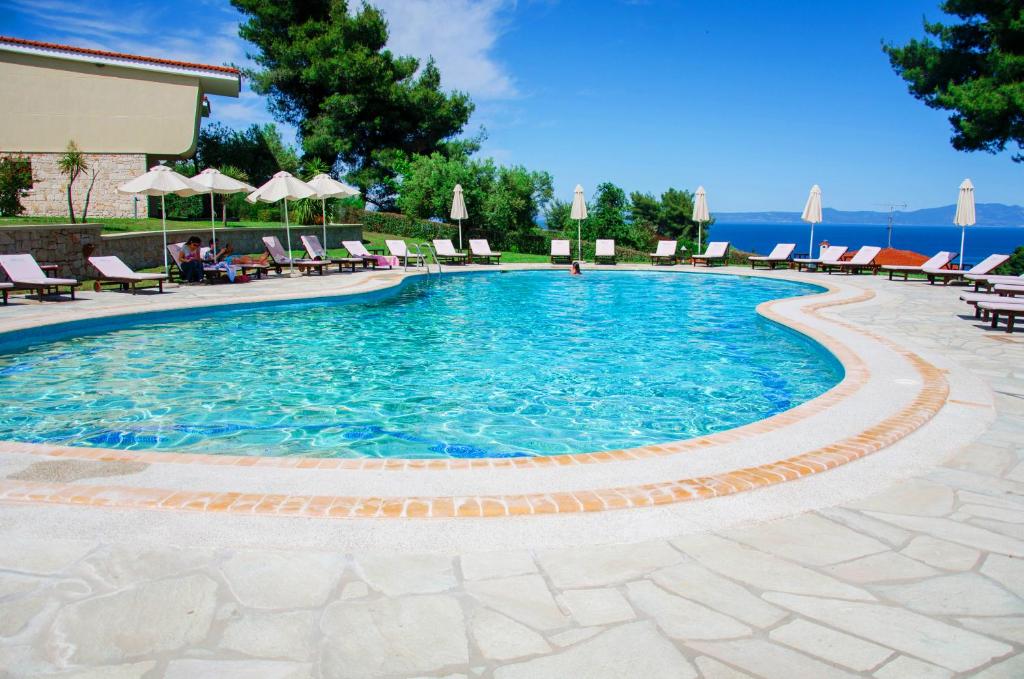 Bazén v ubytování Alkion Hotel nebo v jeho okolí