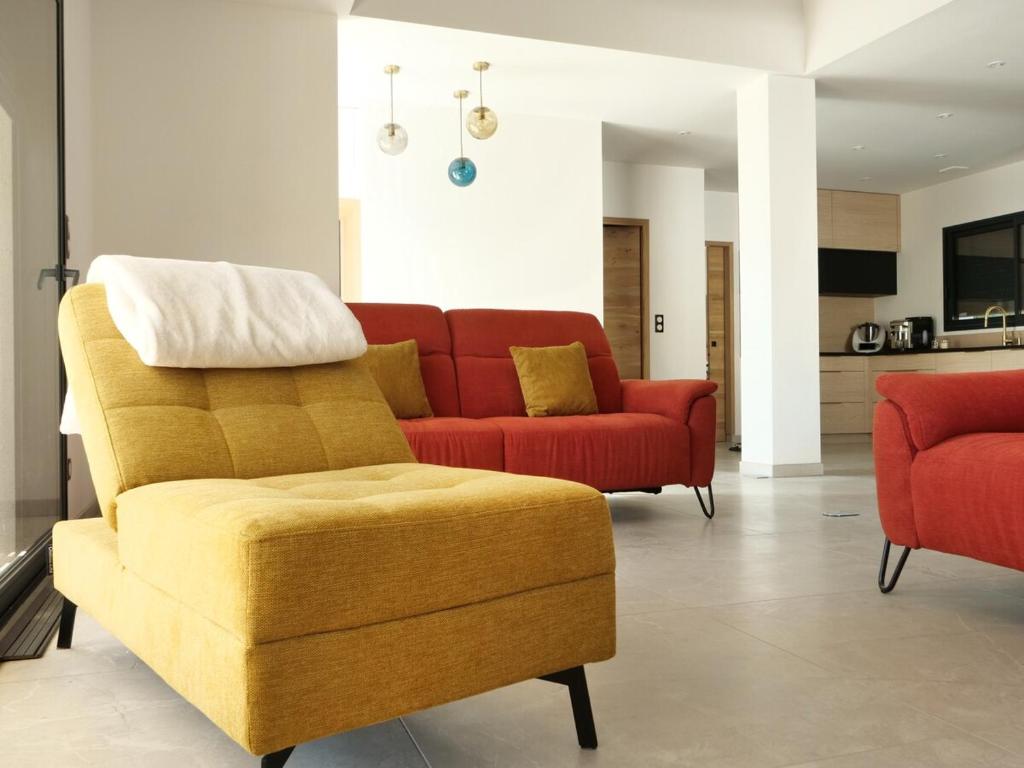 Coin salon dans l'établissement Maison avec Jacuzzi proche du lac