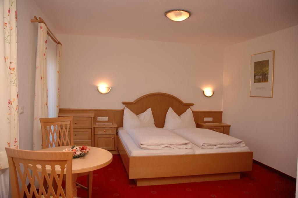 Postel nebo postele na pokoji v ubytování Hotel-Garni Almhof