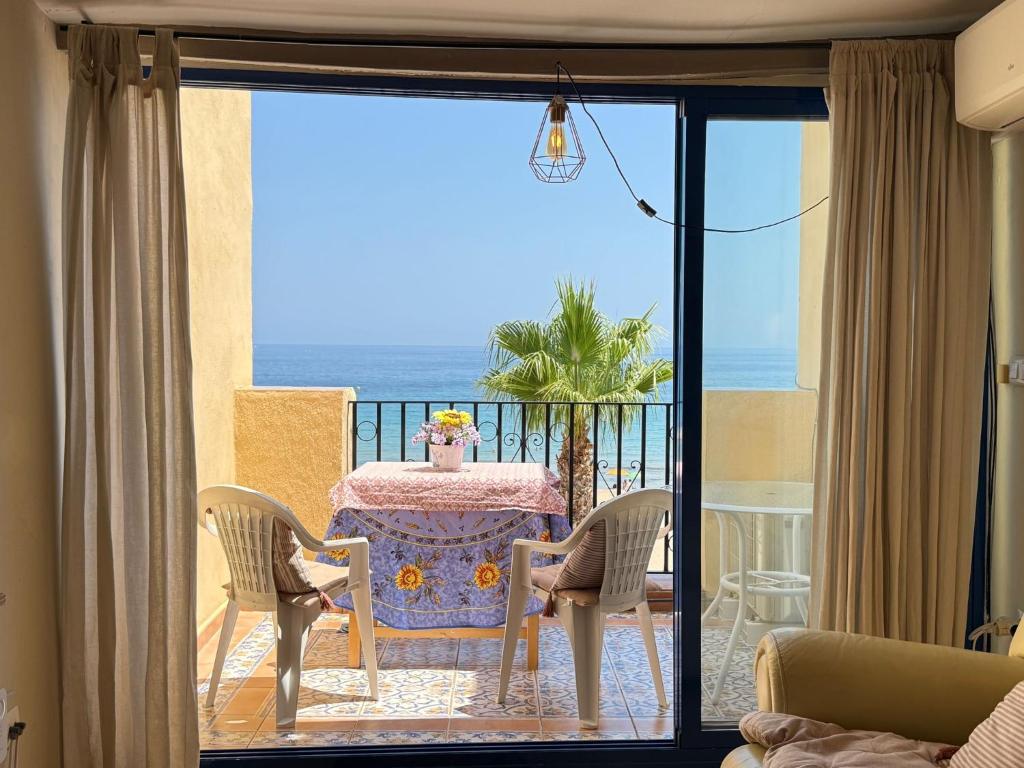 un balcone con tavolo e sedie e l'oceano di Casa Blue Bayou a Villajoyosa