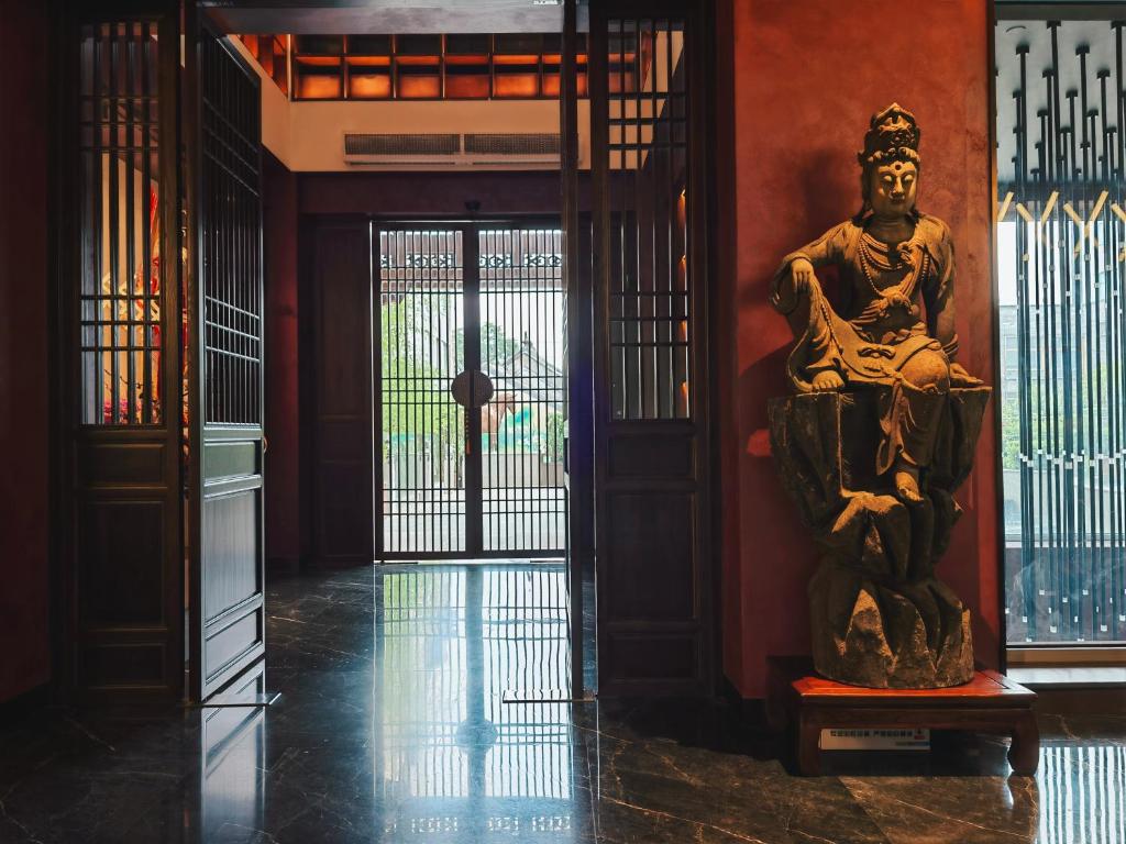 Vstupní hala nebo recepce v ubytování The Purple Horse Hotel 北京紫龙花园酒店 - Beijing Sky Garden Boutique Hotel & Rooftop Infinity Mini Pool & near Forbidden City & Wangfujing & Tiananmen & Nanluoguxiang & Lama Temple