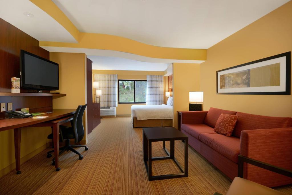 TV a/nebo společenská místnost v ubytování Courtyard by Marriott Oneonta