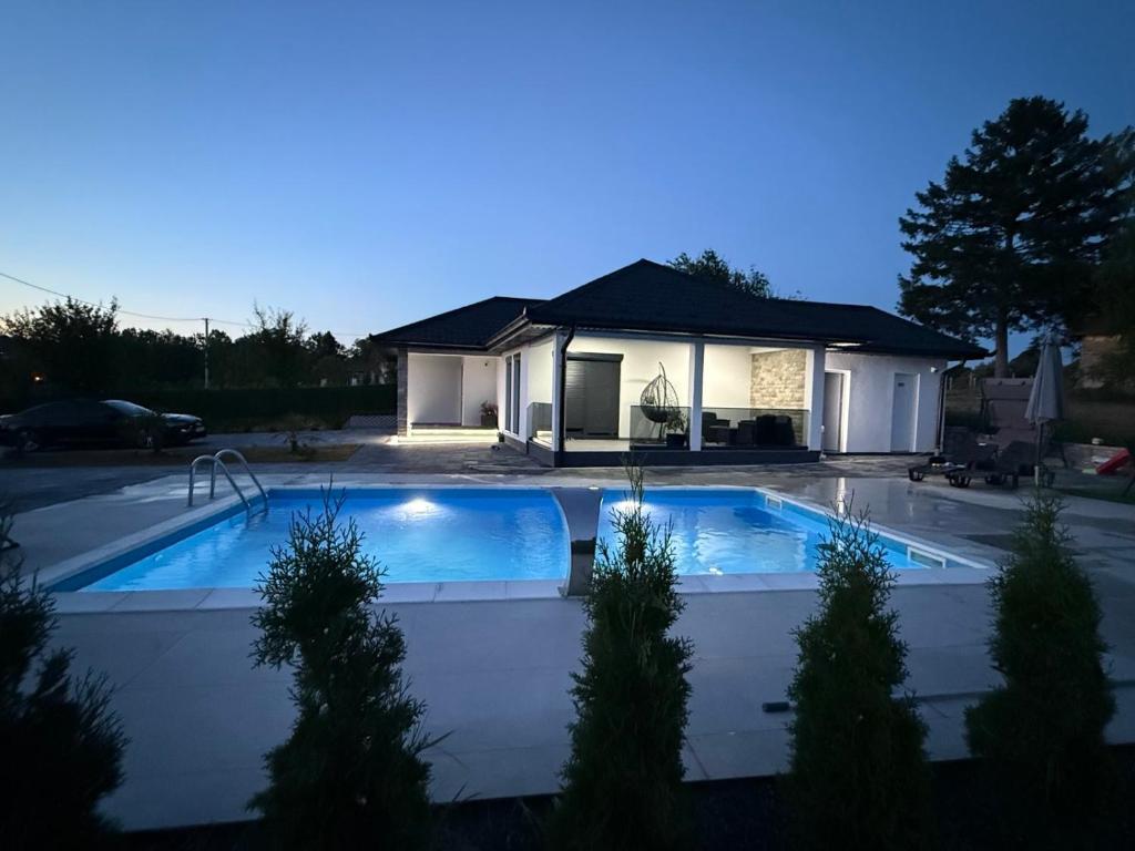 una piscina frente a una casa en Art Residence, en Tuzla