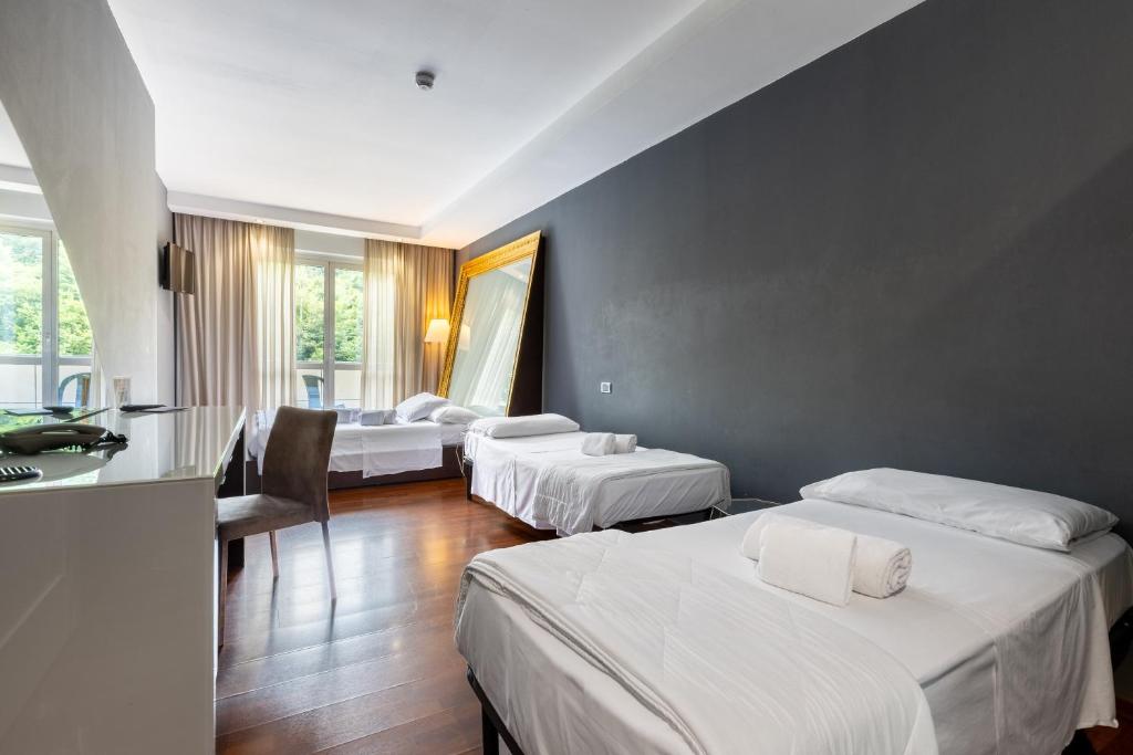 Postel nebo postele na pokoji v ubytování Aston Hotel