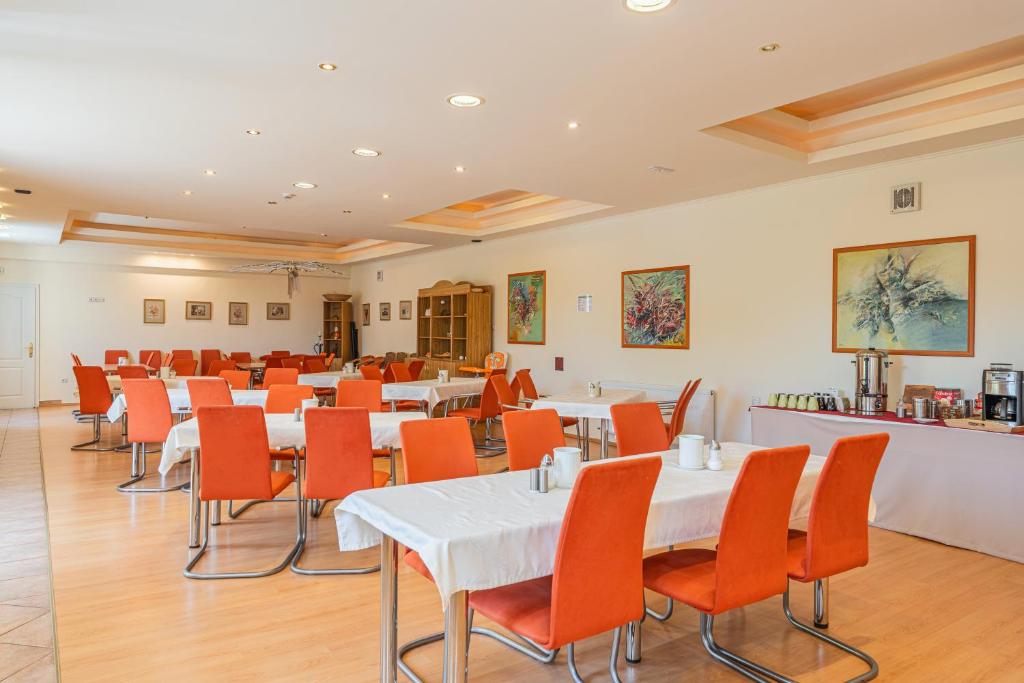 A seating area at OÁZIS Hotel***