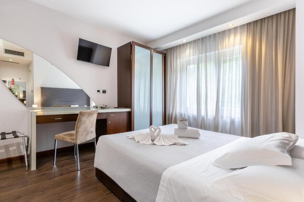 Postel nebo postele na pokoji v ubytování Aston Hotel