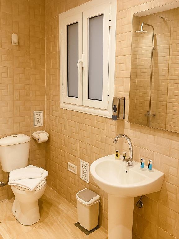 Seven Pyramids View Inn - 13