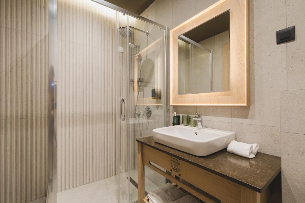 Bilik mandi di Hotel Rezident