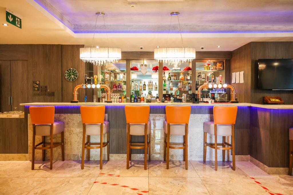 Lounge nebo bar v ubytování OYO Tong Park Hotel