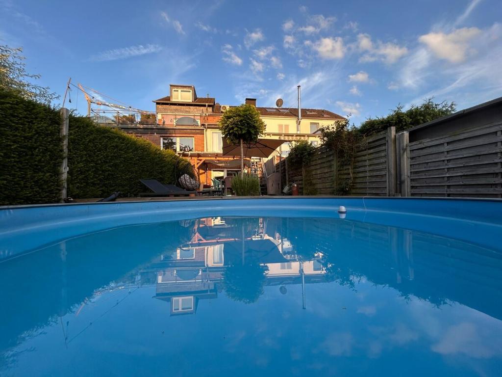 Swimmingpoolen hos eller tæt på Seenahe Wohnung mit Gemeinschaftsgarten und -pool