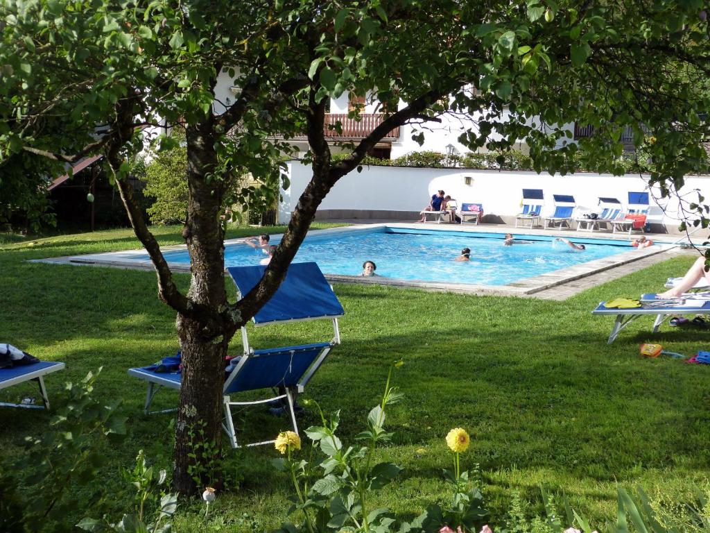Bazén v ubytování Hotel & Appartements Perwanger nebo v jeho okolí
