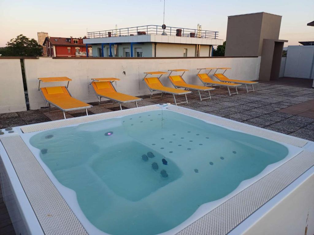 Bazén v ubytování Hotel Anversa nebo v jeho okolí