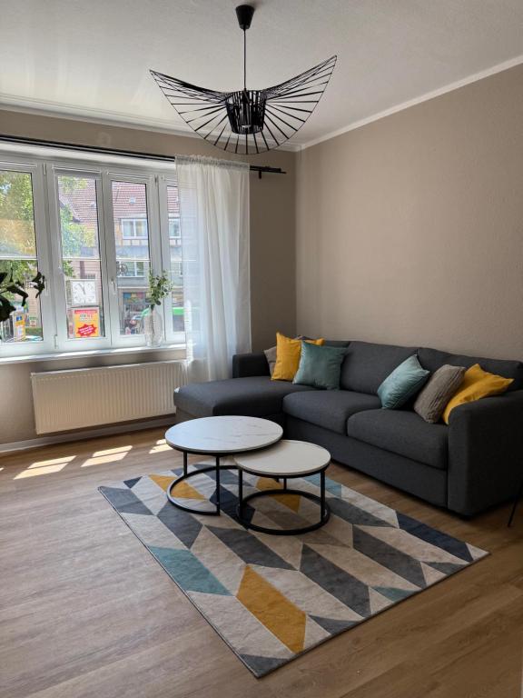 ein Wohnzimmer mit Sofa und Tisch in der Unterkunft Apartment 1 Urban Vibe in Hannover