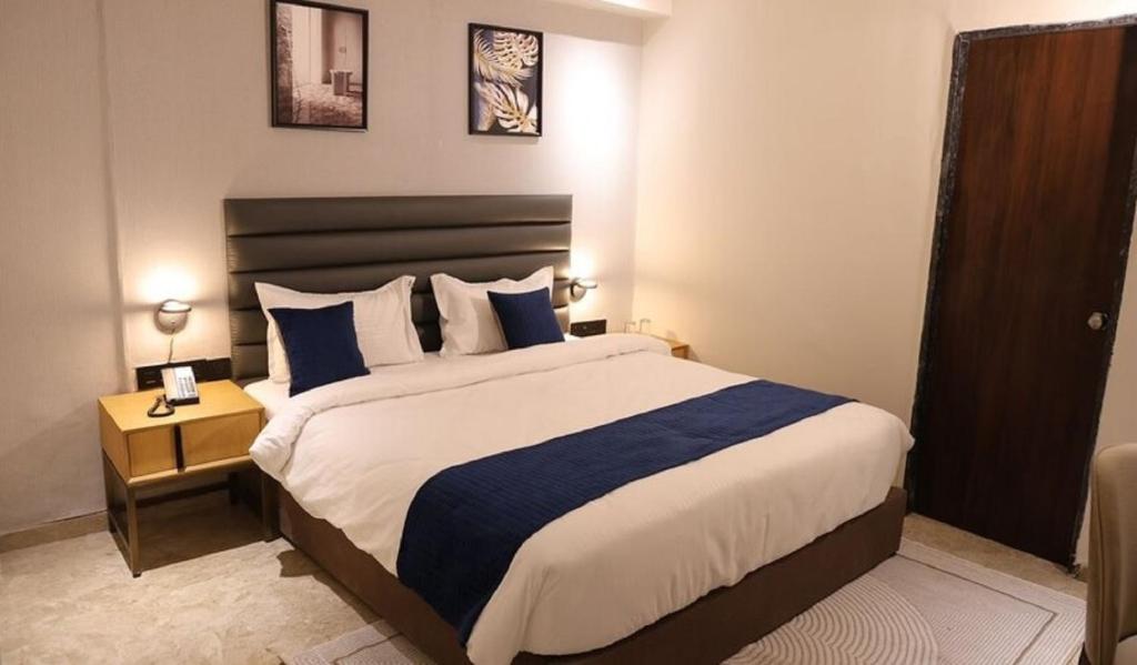 Postel nebo postele na pokoji v ubytování Lords Eco Inn Jamnagar - Maheshwari Nagar