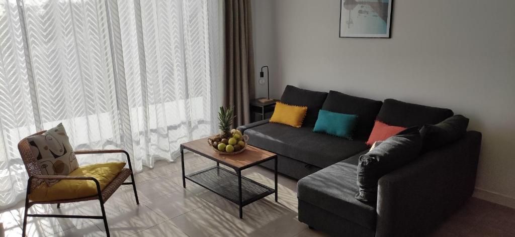 ノワールムーティエにあるAppartement Herbaudiereのソファとテーブルのあるリビングルーム