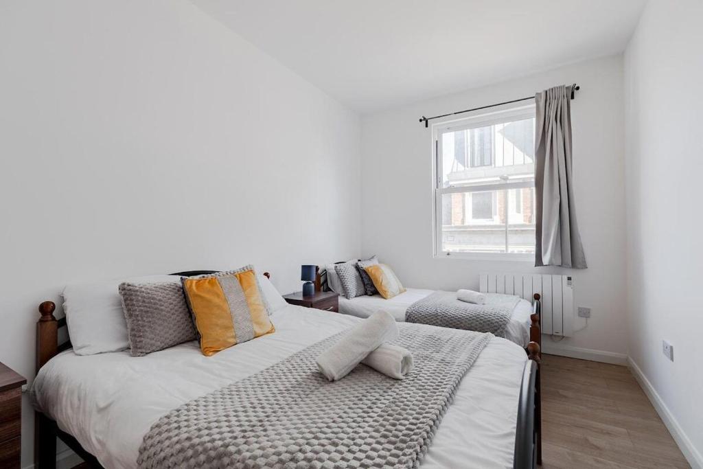 Postel nebo postele na pokoji v ubytování West Ealing Prime Serviced Apartments