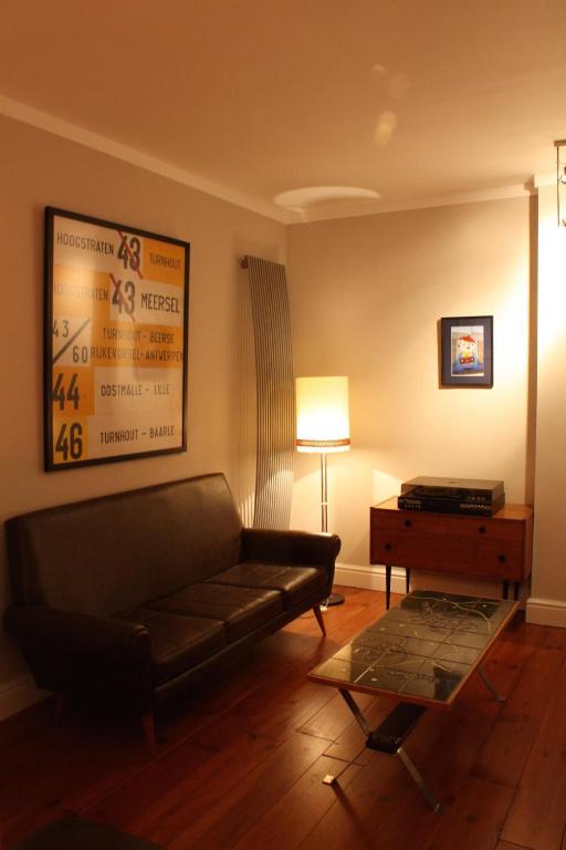 Area soggiorno di De Buitenmuur - Vintage Suite & Bohemian Loft, elk met Privé-ingang en Jacuzzi