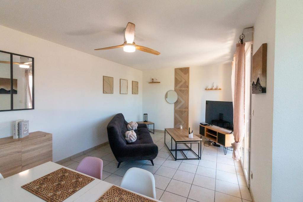 TV a/nebo společenská místnost v ubytování La belle Tessardaise, Draps Compris et PARKING GRATUIT