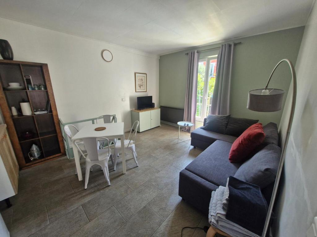 un salon avec un canapé et une table dans l'établissement Appartement 4 personnes proche Paris et de la station Aérobus Paris-Beauvais, à Pierrefitte-sur-Seine