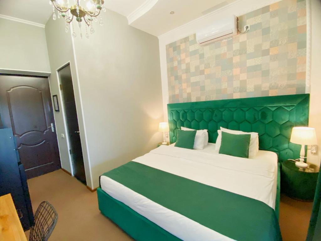 Postel nebo postele na pokoji v ubytování Hotel Orange Kutaisi
