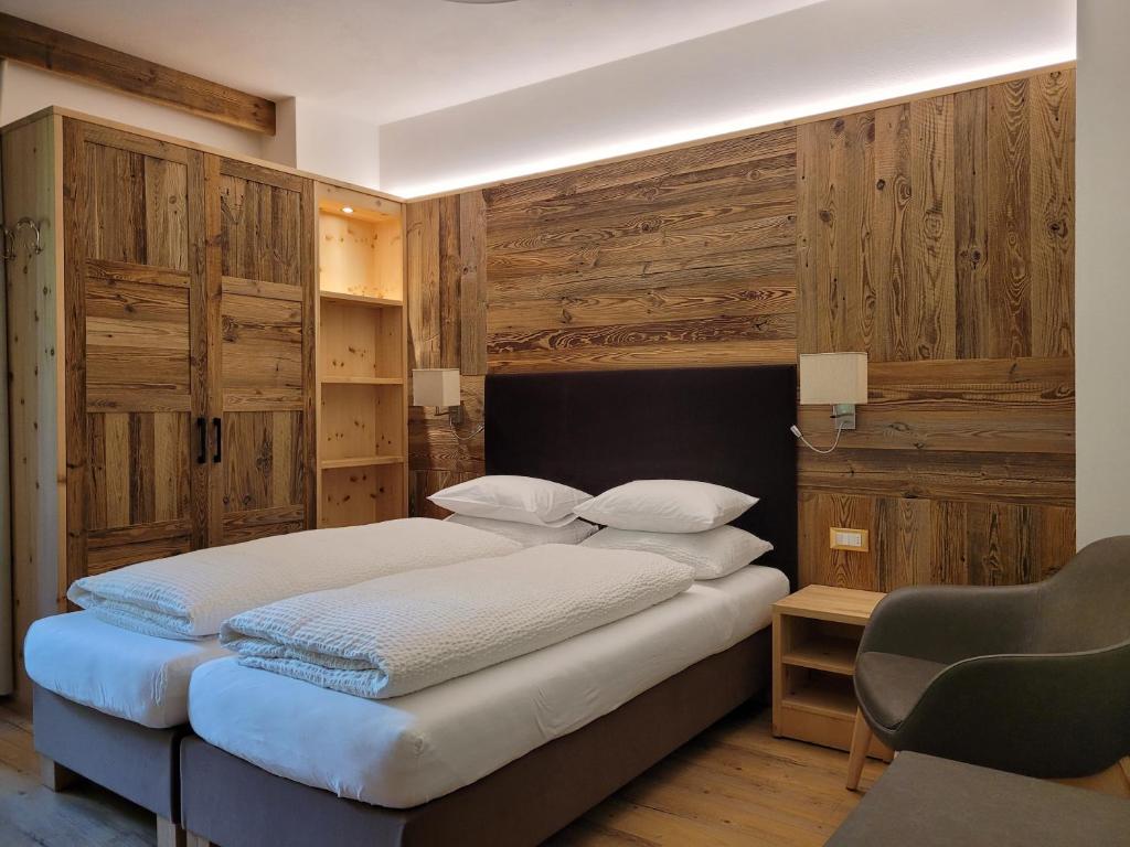 Postel nebo postele na pokoji v ubytování Hotel Garni Royal