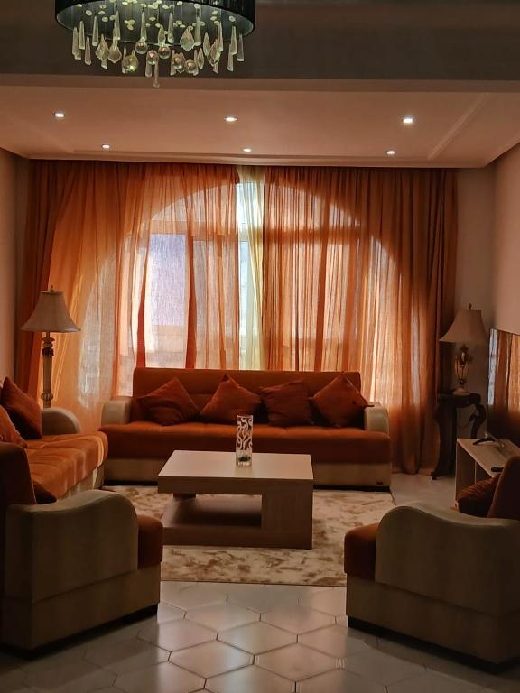 un salon avec un canapé et une table dans l'établissement Chez Nouzha, à Tanger