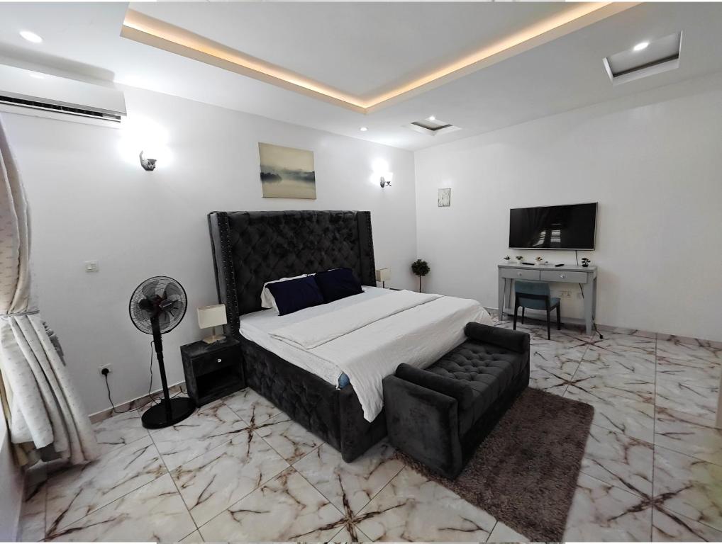 Televiisor ja/või meelelahutuskeskus majutusasutuses The Hub Apartment, Lekki