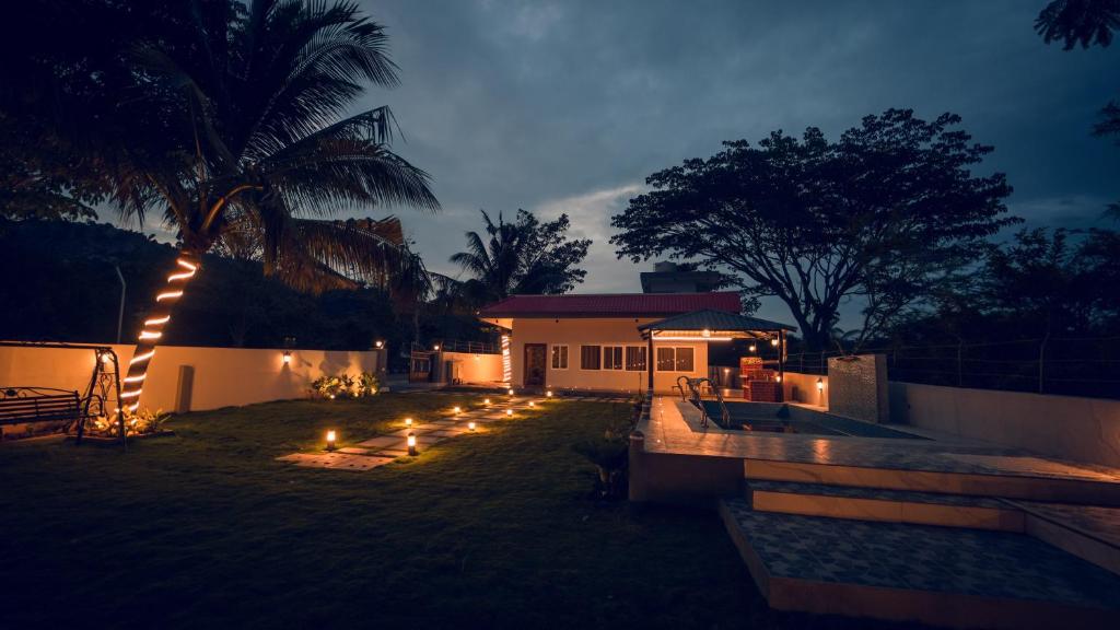 Un patio trasero con velas y una casa de noche. en Serene Slopes - Private pool villa, en Nandi