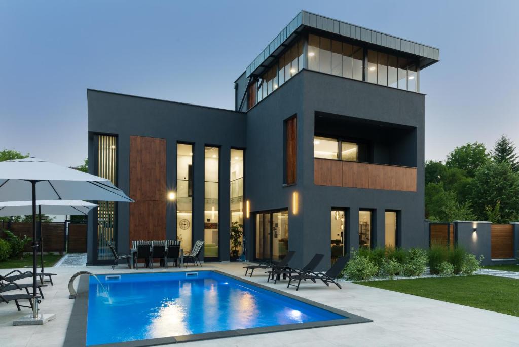 ein Haus mit einem Swimmingpool davor in der Unterkunft Villa of Senses in Bihać