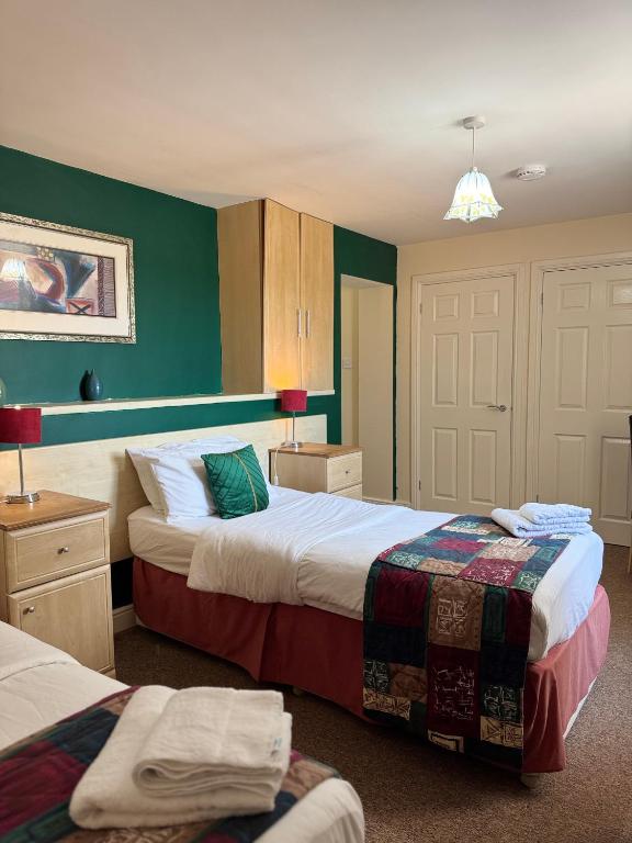 Hawk House - Deluxe Twin Room