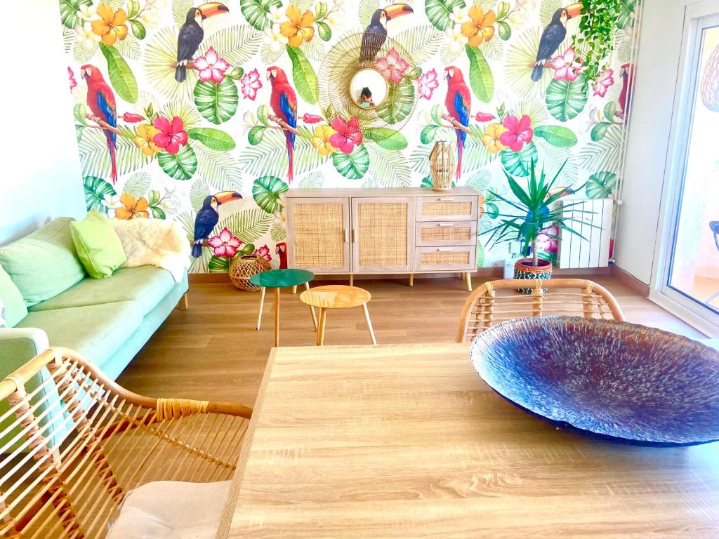una sala de estar con un sofá y una mesa en Tucan tropical, en Sabadell