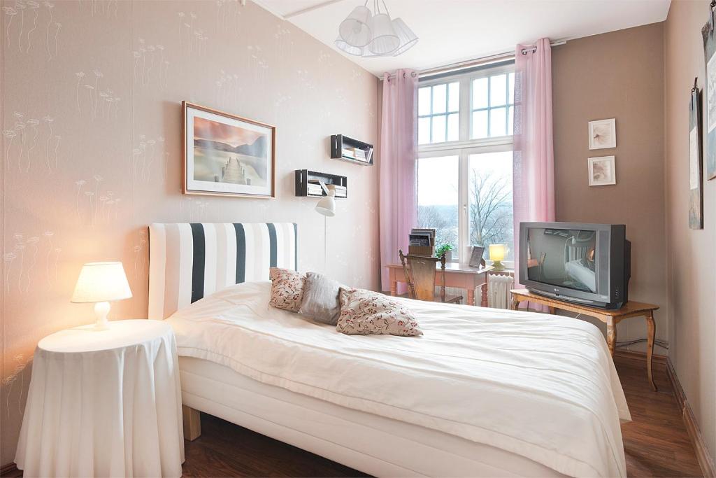 TV a/nebo společenská místnost v ubytování Hotell Aina