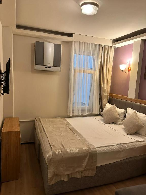 Postel nebo postele na pokoji v ubytování Anzac Hotel