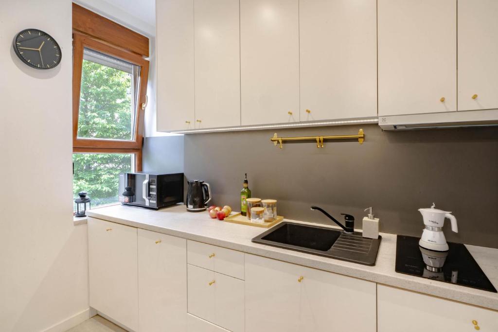 Kuchyňa alebo kuchynka v ubytovaní MKI Apartments - Chmielna 73 C B&B Warsaw City Center Apartment