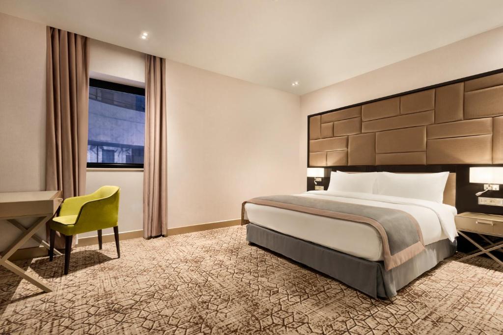 Postel nebo postele na pokoji v ubytování Wyndham Grand Tbilisi